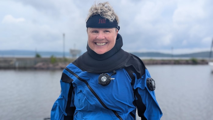 Jill Heinerth pose pour la photo sur un quai de bateaux. 