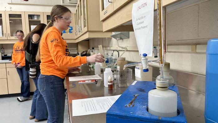 Des élèves faisant des essais dans un laboratoire. 