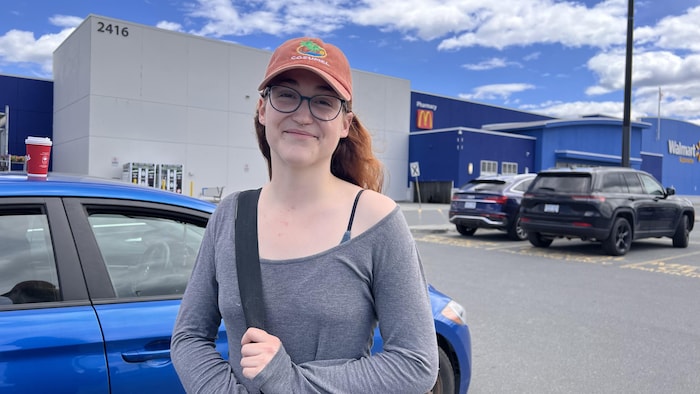 Portrait de Jill Williams dans le stationnement du centre d'achat Walmart, dont le bâtiment se trouve en arrière-plan.