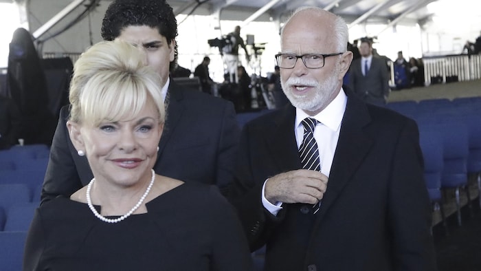 Jim Bakker et Lori Beth Graham sourient à la caméra.