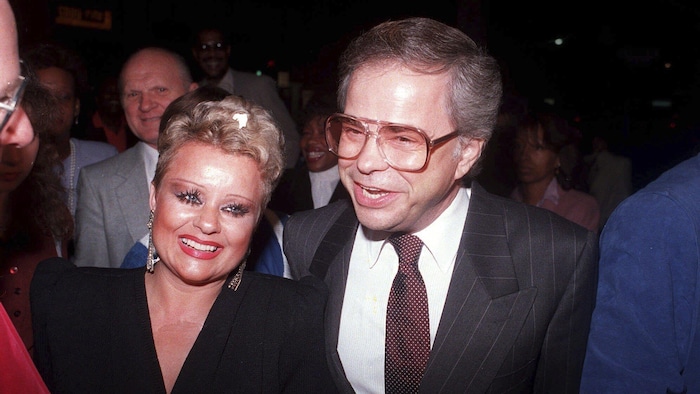 Tammy Faye et Jim Bakker, souriants.