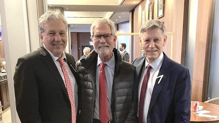 Jim Carr (au centre) était entouré de  ses collègues Daniel Vandal (à gauche) et de Terry Duguid (à droite) à Ottawa au début du mois de décembre 2022. 