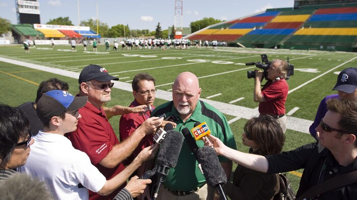 Le président des Roughriders de la Saskatchewan, Jim Hopson, s'adresse aux médias, le 12 juin 2009.