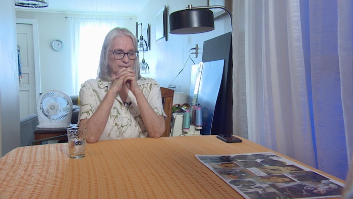 Peggy Epp, la sœur de Jim Primeau, montrant des photos de lui.