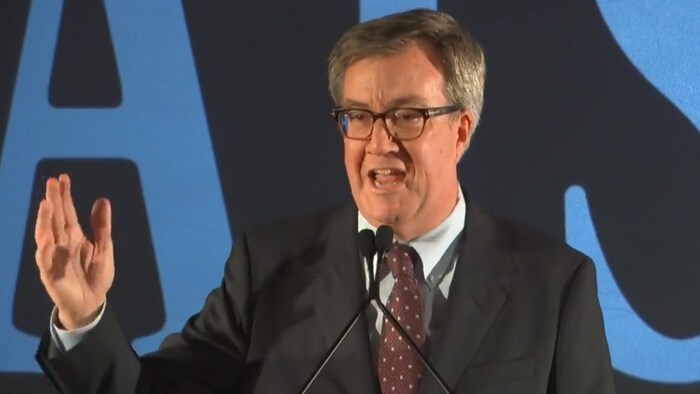 Jim Watson devant ses partisans.