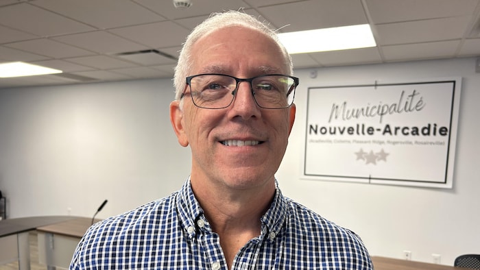Le maire Jimmy Bourque pose pour la photo.