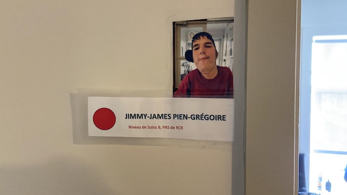 Une photo de Jimmy-James Pien-Grégoire près d'une porte