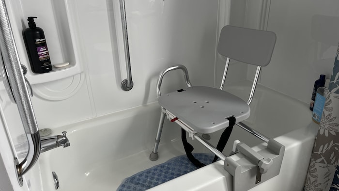 Une chaise dans une douche.