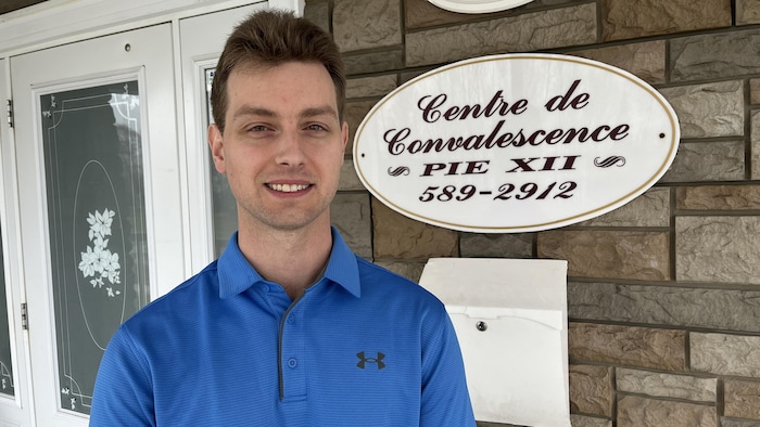 Jimmy Talbot sourit pour la photo, à côté de l'enseigne du centre de convalescence Pie-XII.