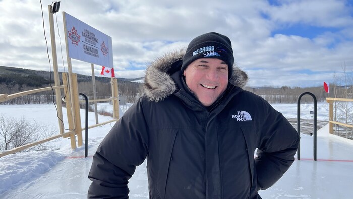 Jimmy Valcourt pose devant la piste glacée. 