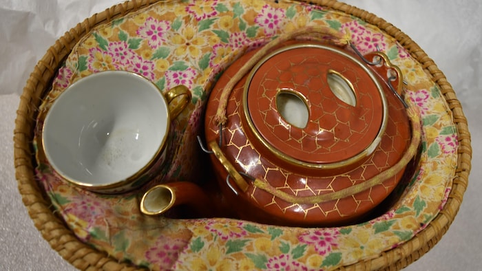  Basket tea set