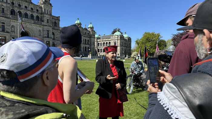 La députée de Vancouver-Mount Pleasant Joan Phillip devant l'Assemblée législative discute avec des personnes.