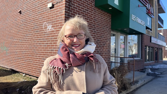 Joan Simard devant l'organisme Les Fringues. 