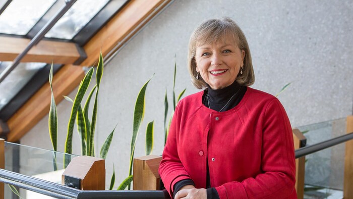 Joan Simard dans une verrière.