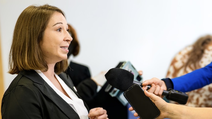 Joanie Bolduc donne une entrevue.