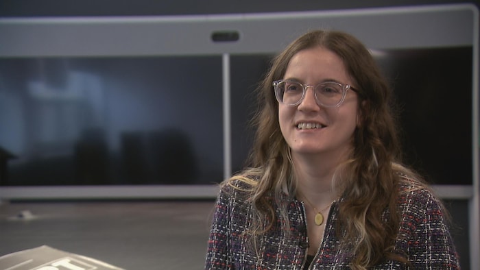 Joanie Bouchard dans une salle de conférence.