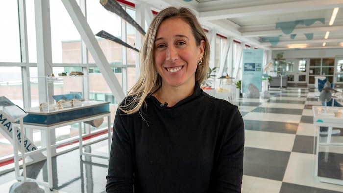 Joanie Van de Walle souriant à la caméra.