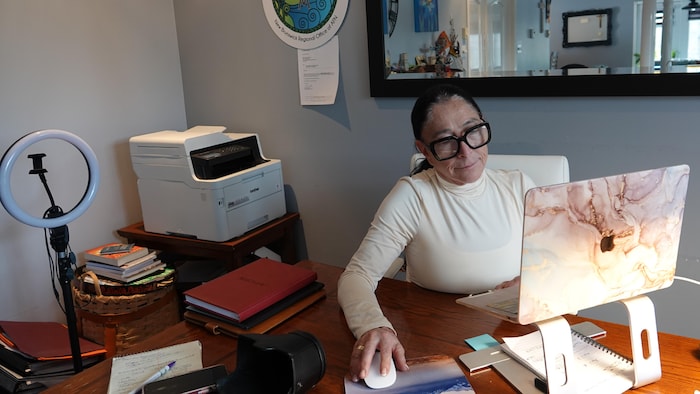 Joanna Bernard dans son bureau à Edmundston.