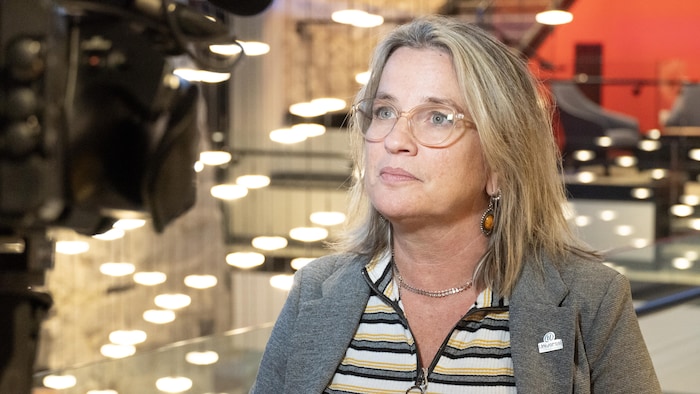 Joanna Lortie en entrevue dans le lobby de l'hôtel. 