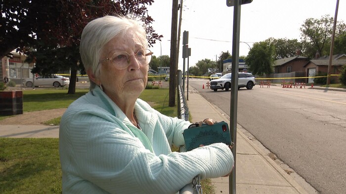Joanne Hubick témoigne en entrevue après la découverte de deux corps près de chez elle sur la rue Elphinstone, à Regina, le 11 août 2026.