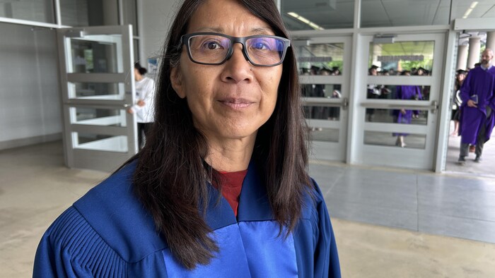 La docteure Joanne Liu, vêtue d'une toge de diplômée. 