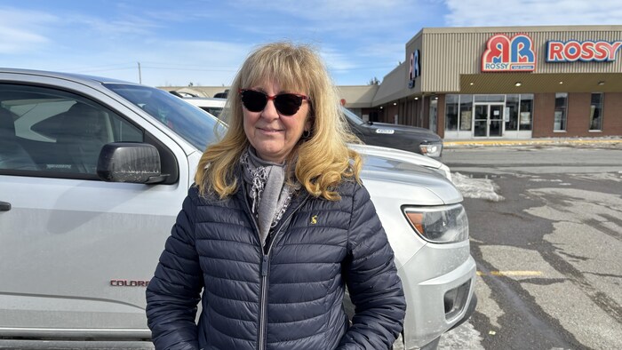 Joanne Vouriot dans un stationnement.