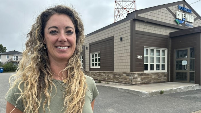 Joannie Francoeur-Côté est souriante à côté du bâtiment de Tourisme Côte-Nord.
