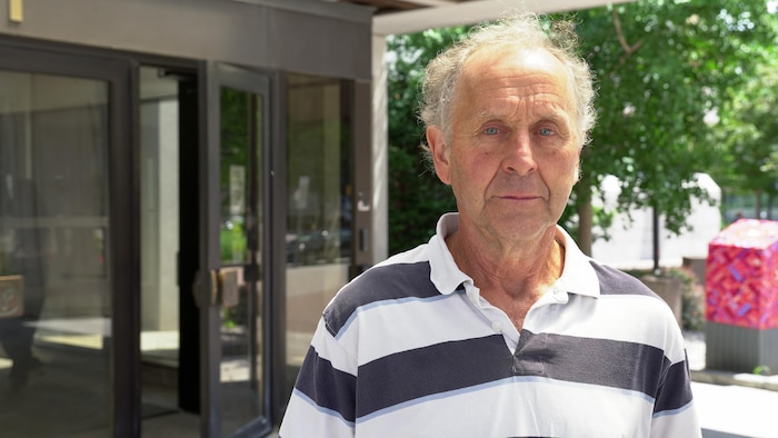 Portrait de Jocelyn Levac devant le palais de justice d'Ottawa.