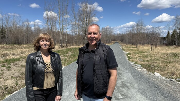 Jocelyne Bilodeau et André Rioux posent pour la photo. 
