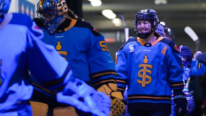 Les joueuses des Sceptres se préparent à rentrer sur la glace. 
