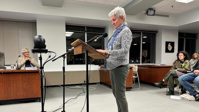 Jocelyne Mayrant s'adresse aux membres du conseil municipal de Rouyn-Noranda.