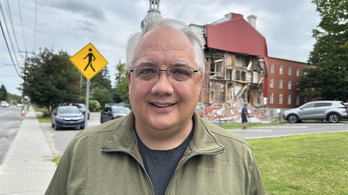Jody Stone devant la face détruite du bâtiment.
