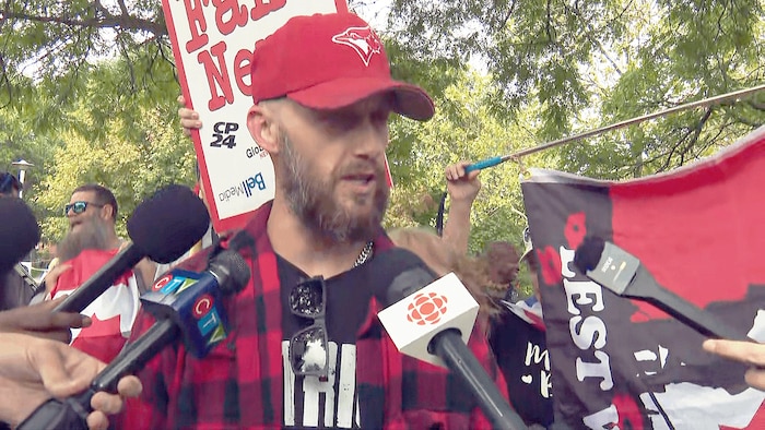 Joe Anidjar s'adresse aux journalistes.