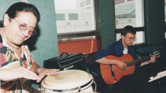 En 2005, Roberto López invite Joé Armando à participer à son album "Qué pasa ?" qui propose un style mêlant rythmes colombiens, jazz, funk et musique électronique.