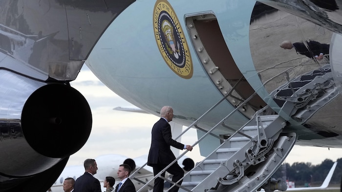 Le président des États-Unis, Joe Biden, monte les marches d'Air Force One.