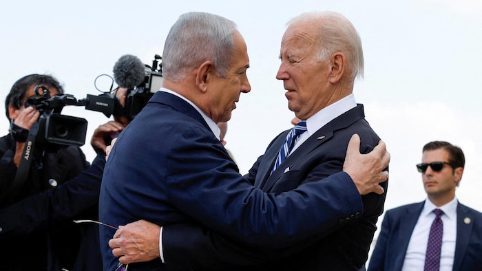 Benjamin Netanyahu et Joe Biden s'embrassent.