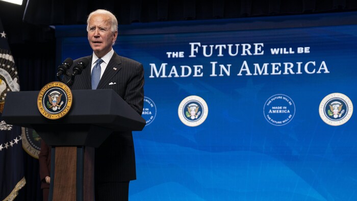 Le président Joe Biden derrière un lutrin