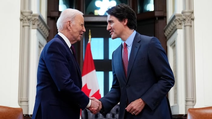 Joe Biden serre la main de Justin Trudeau au Parlement.