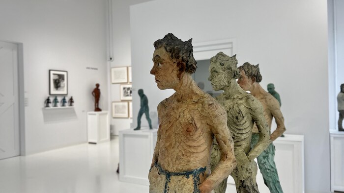 Des sculptures en gros plan qui se trouvent dans une galerie d'art.