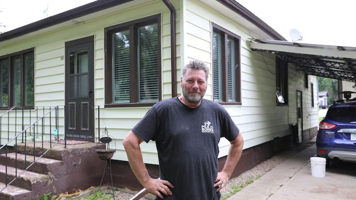Joe Levesque, habitant de Kamsack en Saskatchewan dont le sous-sol a été inondé, mercredi le 1er juillet.