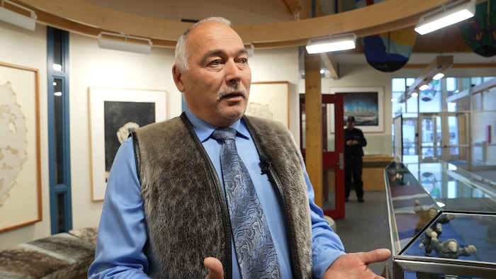 Un homme dans le hall de l'Assemblée législative du Nunavut.