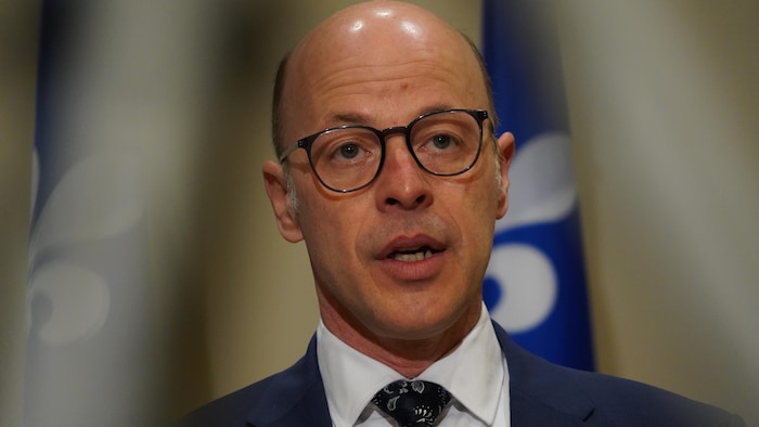 Un homme porte des lunettes.
