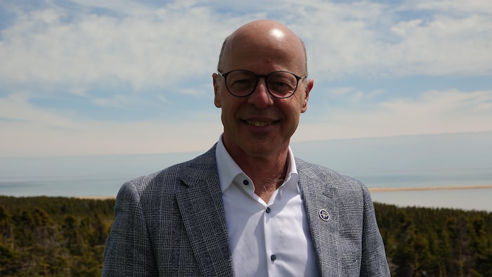 Une photo de Joël Arseneau, aux Îles-de-la-Madeleine.