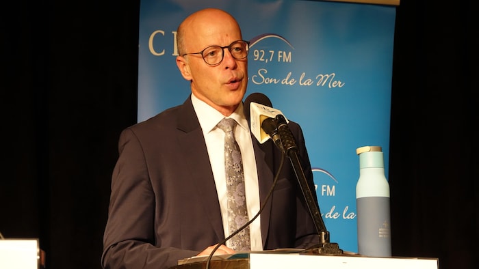 Joël Arseneau derrière son lutrin lors du débat de CFIM.