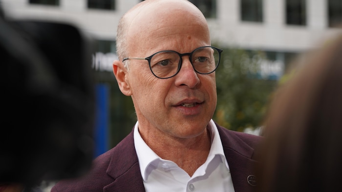 Joël Arseneau dans une mêlée de presse.