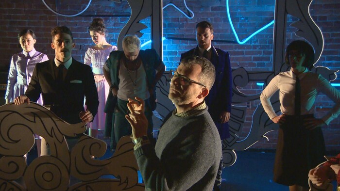 Jo&euml;l Beddows avec huit autres com&eacute;diens durant la r&eacute;p&eacute;tition d&rsquo;une pi&egrave;ce pr&eacute;sent&eacute;e par le Th&eacute;&acirc;tre fran&ccedil;ais de Toronto.