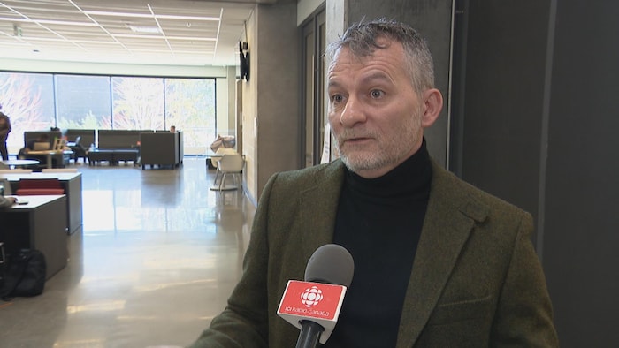 Joël Beddows en entrevue.