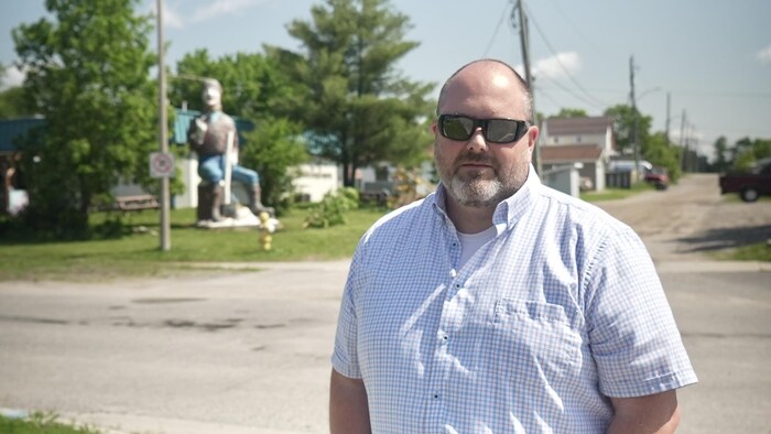 Un employé municipal devant la statue.