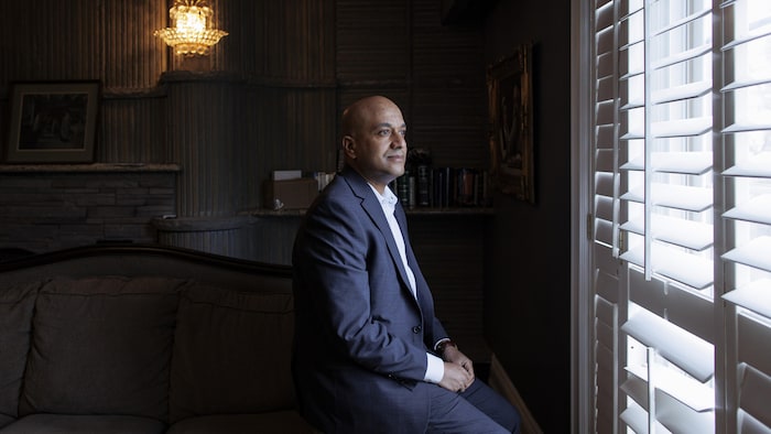 L'avocat Joël Étienne regarde, penseur, par la fenêtre de son bureau.