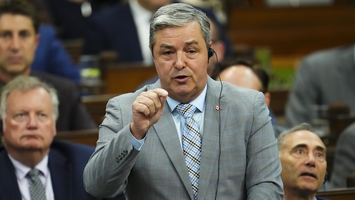 Le député conservateur Joel Godin pose une question pendant la période de questions à la Chambre des communes sur la colline du Parlement à Ottawa le mardi 3 juin 2025.